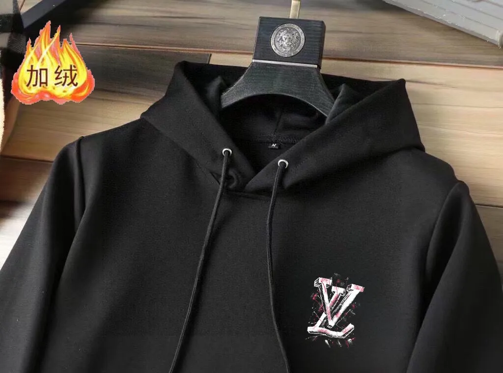 🅿️420 brand [LV Louis Vuitton] (velvet and thickened) 2025 spring new product, celebrities’ favorite fashion-flavored casual suit, clean and neat tailoring, full of urban style. Made of high-quality customized fabrics, the interior has excellent thermal insulation effect, feels soft and dry, and the upper body effect is crisp and stylish. The three-dimensional cutting process and the pattern are all of high standards, and the silhouette version has the right benefits! It is not tight at all, and you feel good when you wear it. So many top-quality raw materials create high-end products with unparalleled value. It is the first choice for high-end fashion people. (Size: M-4XL can wear up to 200 pounds)